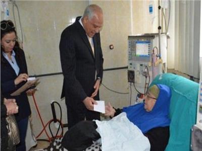 محافظ الجيزة يقدم مساعدات مالية الي 60 مريضا  بمستشفى أمبابة 