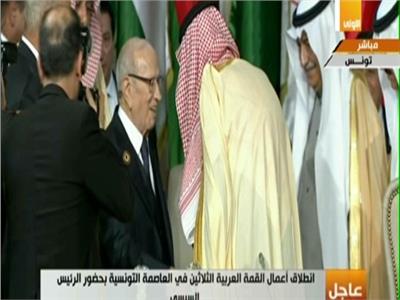 خادم الحرمين يسلم الرئيس التونسي رئاسة القمة العربية الـ30