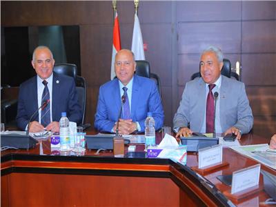 "الوزير" يبحث مع وزير الري ومحافظ أسوان تنفيذ محور بديل لكوبري خزان أسوان