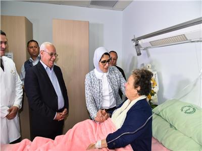 وزيرة الصحة ومحافظ بورسعيد يزوران المناضلة زينب الكفراوي