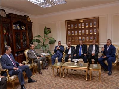 محافظ أسيوط والسكرتير العام مع رئيس اتحاد عمال مصر ووفد الإتحاد 