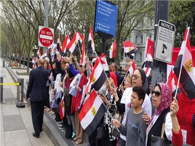 الجالية المصرية بأمريكا تحتشد للترحيب بالرئيس أمام مقر إقامته