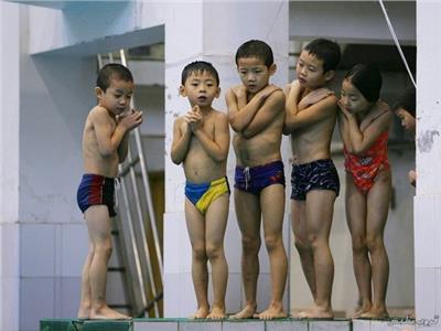 «إبرة خياطة» تكشف جريمة تعذيب لأطفال مدرسة بالصين