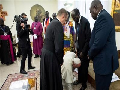 الباب فرانسيس يقبل أقدام زعماء جنوب السودان