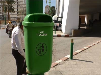 تركيب سلات القمامة في اعمدة الإنارة بشارع الكورنيش 