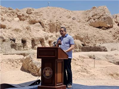 وزير الاثار يسمح للصحفيين بتصوير مقبرة نفرتاري بمناسبة يوم التراث العالمي