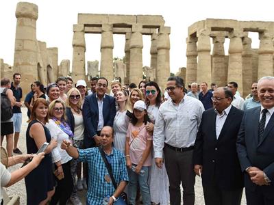 رئيس الوزراء يصافح السياح في الأقصر - أرشيفية