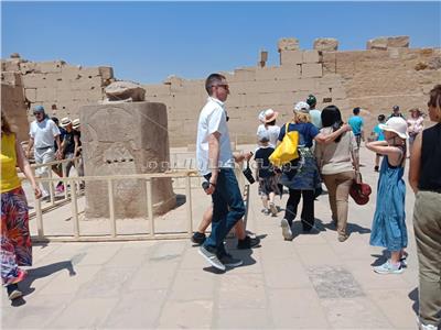 وزيرة السياحة ويسرا يطوفان حول الجعران المقدس بمعبد الكرنك