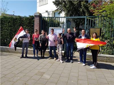 صورة من أمام السفارة بهولندا
