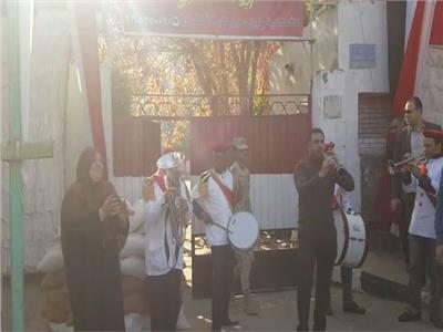 احتفالات بالطبل والمزمار أمام مدرسه أبو بكر الصديق بالمطرية