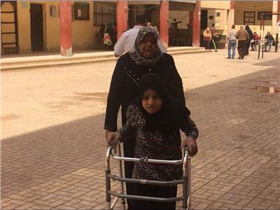 بالفيديو: مسنة بمساعدة جارتها تدلي بصوتها في الاستفتاء على الدستور" لازم انزل عشان مصر "