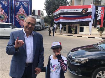 رئيس المصريين الأحرار يصطحب حفيدته فى لجنة الاستفتاء على الدستور 