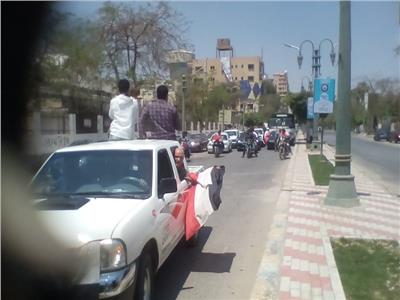 عمال شركة مطاحن مصر الوسطى ينظمون مسيرة اثناء توجههم لصناديق الاستفتاء على الدستور بالمنيا