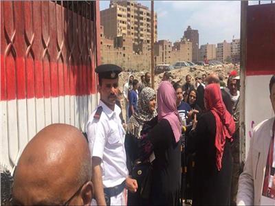 رجال الجيش والشرطة يساعدون المواطنين بلجان الهرم