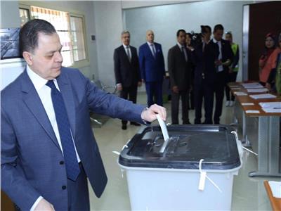 وزير الداخلية يدلى بصوته فى الإستفتاء على التعديلات الدستورية
