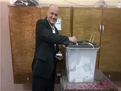خالد ميري رئيس تحرير «الأخبار» يدلي بصوته في الاستفتاء