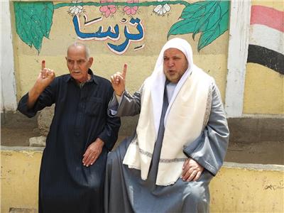 رجال الدين بقرية ترسا مركز ابو النمرس يحثون المواطنين على المشاركة بالانتخابات