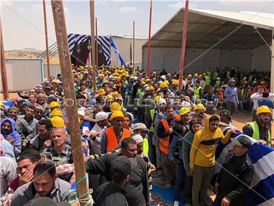 بالسترات والخوذات الصفراء.. عمال مصر أيقونة أول يوم بالاستفتاء