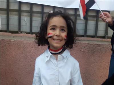 طفلة صغيرة توجه رسالة للرئيس السيسي من داخل لجان الاستفتاء بمصر الجديدة