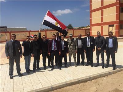 العاملين بمطار طور سيناء يرفعون أعلام مصر و  يشاركون في الإستفتاء على التعديلات الدستورية 