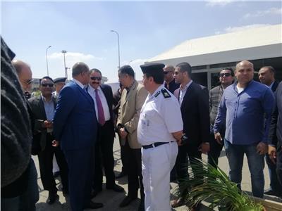 مدير امن المطار اثناء تفقده تامين لجان الاستفتاء بالمطار