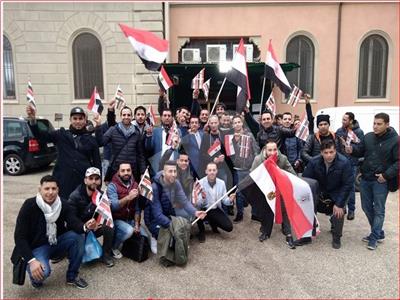أبناء الجالية المصرية بإيطاليا يحتشدون للمشاركة في الاستفتاء 