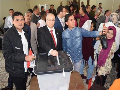 رئيس جامعة بني سويف يدلي بصوته في الاستفتاء