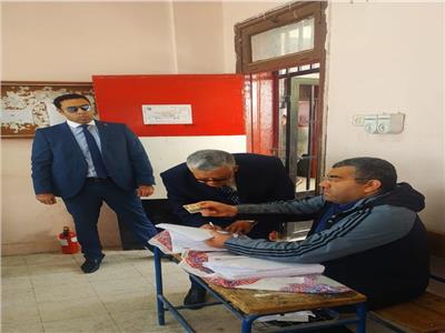 رئيس المحكمة الدستورية العليا يدلى بصوته في مدرسة طبري شيراتون