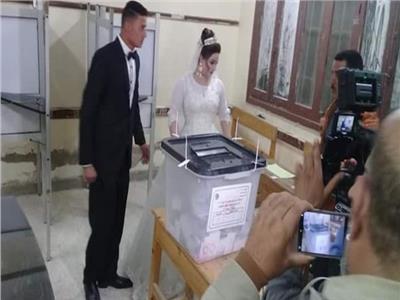 العروسان داخل اللجنة الانتخابية