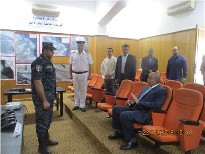 اللواء أحمد عبدالله محافظ البحر الأحمر خلال تفقده مركز القيادة الرئيسي