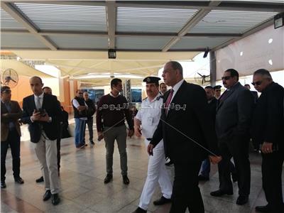 مدير امن المطار اثناء تفقده لجان الاستفتاء علي التعديلات الدستورية بالصالات