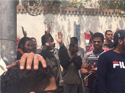 على أنغام «تسلم الأيادي».. المئات يشاركون في الاستفتاء بمصر الجديدة
