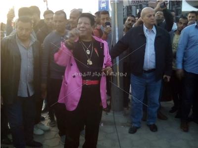 شعبان عبد الرحيم يغني للمواطنين في لجنتي الاستفتاء بالمطار 