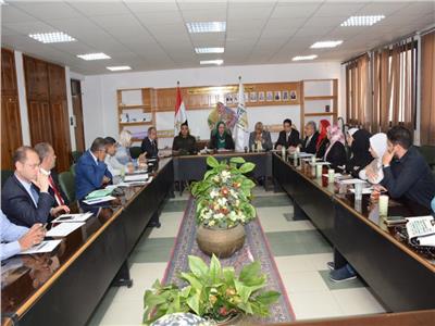 اجتماع تحضيري من اعضاء مجلس جامعة أسيوط لمناقشة المساهمة في مبادرة "صنايعية مصر" 