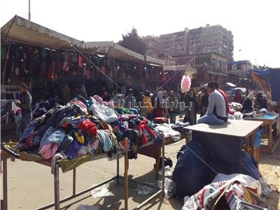 رواج «ملابس البالة» في بورسعيد.. والباعة: نقل السوق «خراب بيوت»