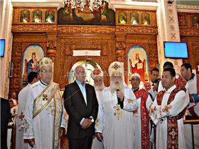 محافظ بورسعيد يشهد قداس عيد القيامة المجيد بالكنائس ويهنئ الاخوة الاقباط 