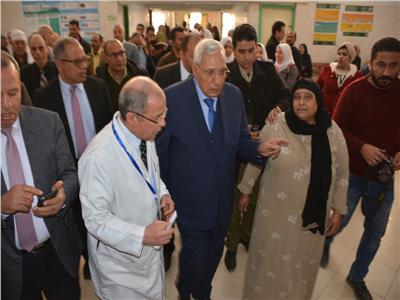 المحافظ الدكتور كمال شاروبيم داخل مستشفى المنصورة الدولى 