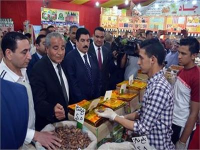 وزير التموين و محافظ القليوبية خلال افتتاحه معرض اهلا رمضان بالمؤسسة