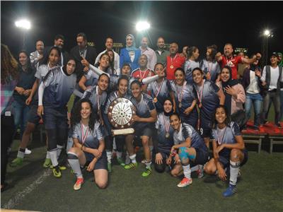 دينا الرفاعي وأعضاء اتحاد الكرة مع فريق الطيران بطلات دوري الكرة النسائية