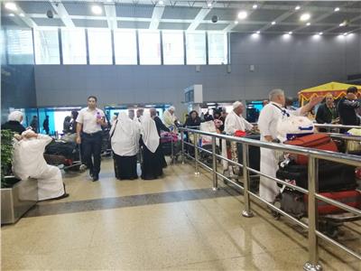 أفواج المعتمرين تغادر مطار القاهرة الي الأراضي المقدسة 