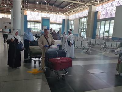 المعتمرون اثناء مغادرة الصالة الموسمية بمطار القاهرة 