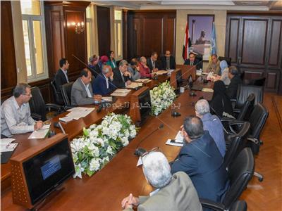 محافظ الإسكندرية خلال الاجتماع مع لجنة تقنين الأراضي