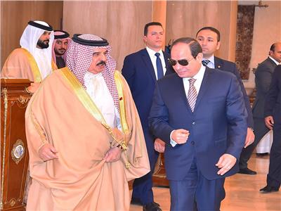الرئيس السيسي يودع ملك البحرين في ختام زيارته لمصر