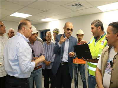 المهندس شريف اسماعيل والكتور اشرف صبحي خلال تفقد منشأت استاد السويس 
