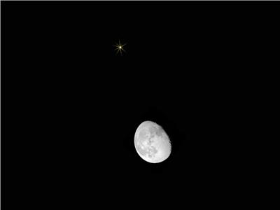 وقوع القمر الأحدب المتناقص بالقرب من كوكب زحل 