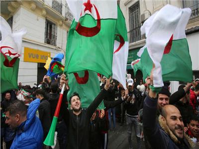 آلاف الجزائريين يتظاهرون مطالبين بتأجيل انتخابات الرئاسة