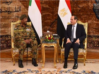 الرئيس السيسي ورئيس المجلس العسكري الانتقالي السوداني خلال اللقاء