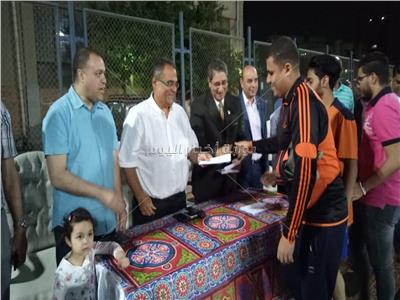 فريق تجارة عين شمس يتوج بالمركز الأول في ختام الدورة الرمضانية الرابعة لكرة القدم الخماسية 