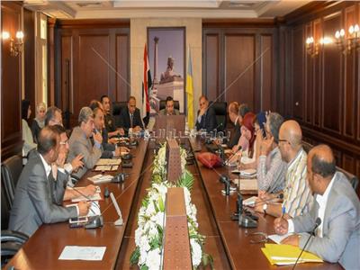 محافظ الإسكندرية خلال الاجتماع مع التنفيذيين ورؤساء الأحياء