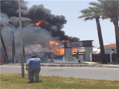 اشتعال النيران بمحيط مجمع مطاعم الفود كورت براس البر 